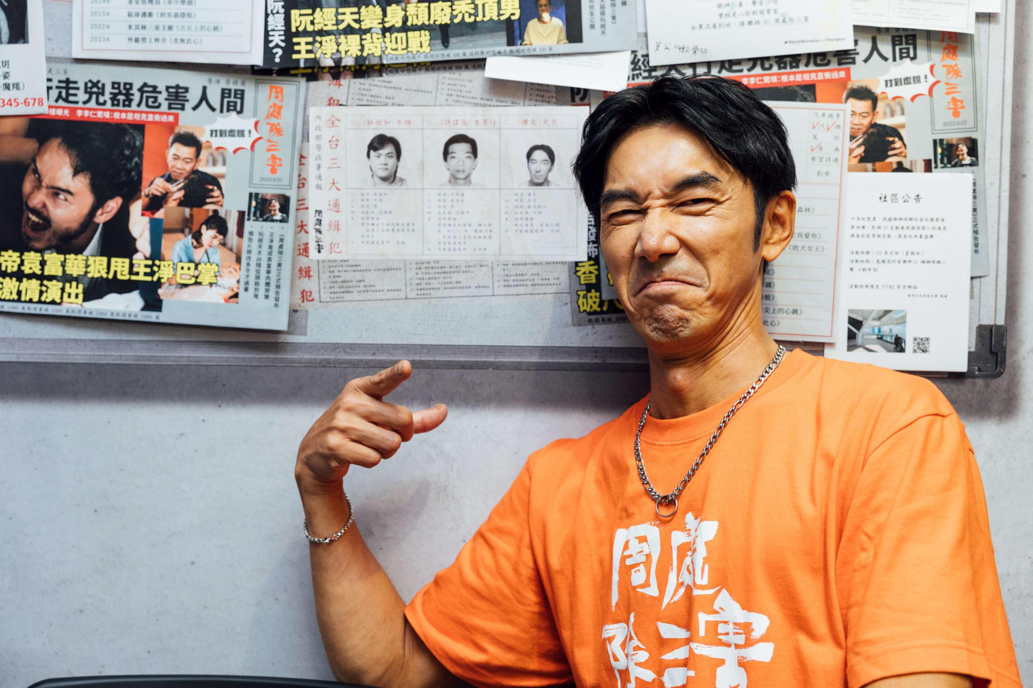 李李仁體驗《周處除三害》專屬通緝單。（圖／高雄電影節提供）