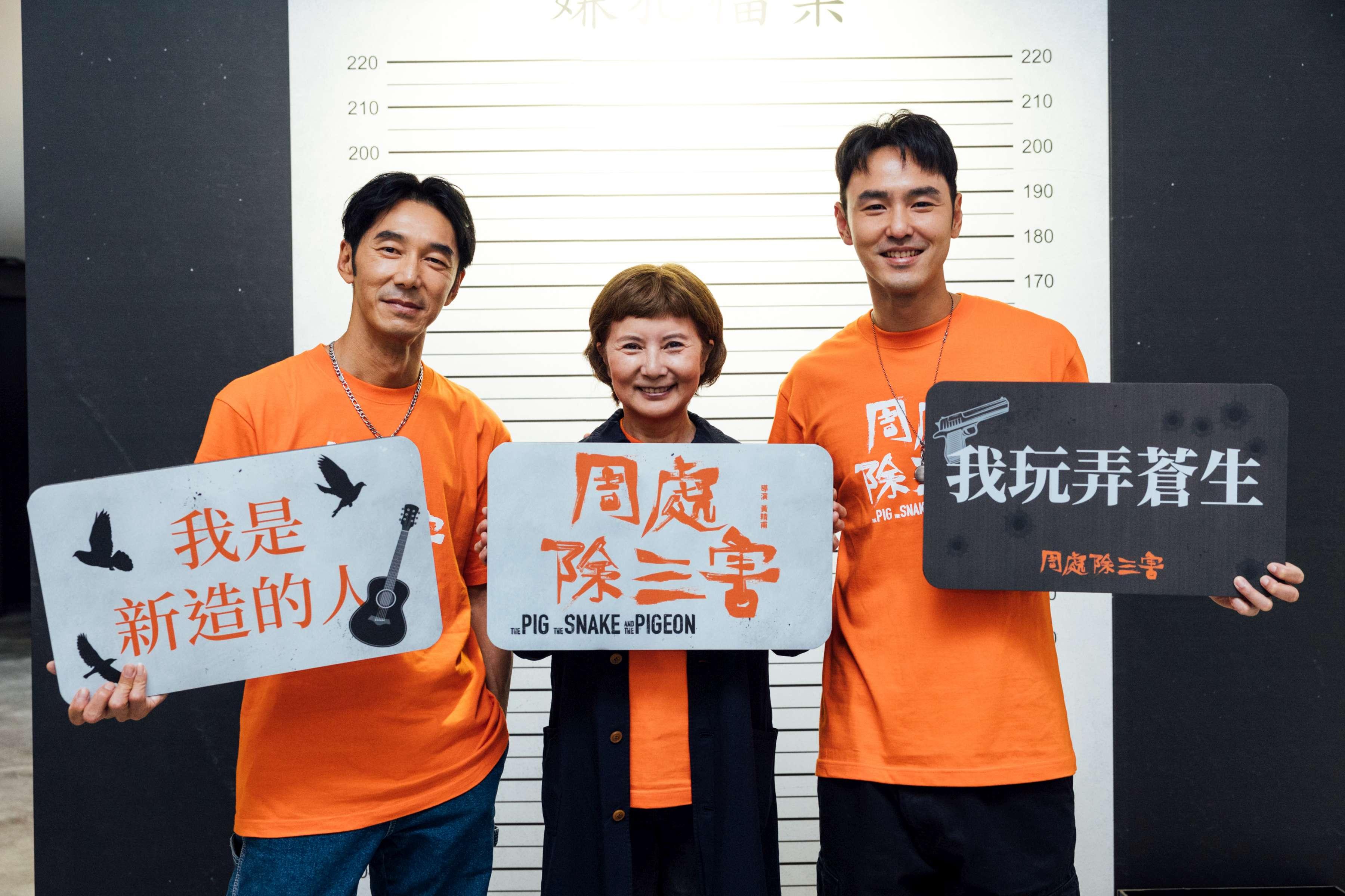 《周處除三害》監製李烈攜主演阮經天、李李仁來到現場搶先體驗，恰巧碰上金馬公布入圍名單，甫入圍影帝的阮經天看起來心情極佳，與李烈、李李仁在展區內體驗場景拍照牆、綠幕互動拍照區和電影故事牆。。（圖／高雄電影節提供）