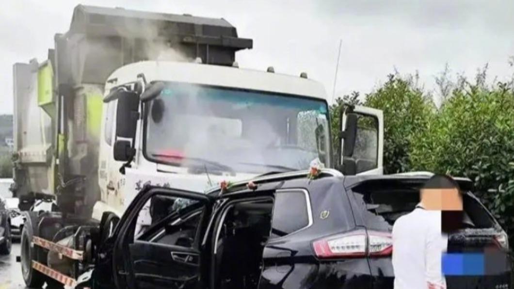 7人座婚禮禮車撞上負責環境清潔的大車。（圖／翻攝自微博）