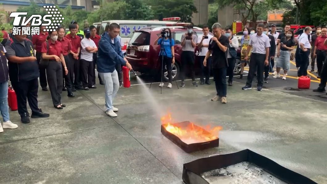 基隆市長謝國樑以蓄壓式水滅火器撲滅火勢。（圖／中央社）