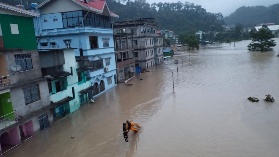 印度東北部錫金邦（Sikkim）今（4）日大暴雨釀洪災。（圖／翻攝自 推特@ANI）