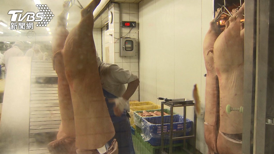 食藥署稽查發現「美豬」混加拿大肉片。（圖／TVBS）