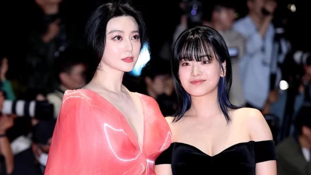 范冰冰以女同志片《綠夜》受邀出席釜山影展，與李周映一起走紅毯。（圖／翻攝自SPOTV news）