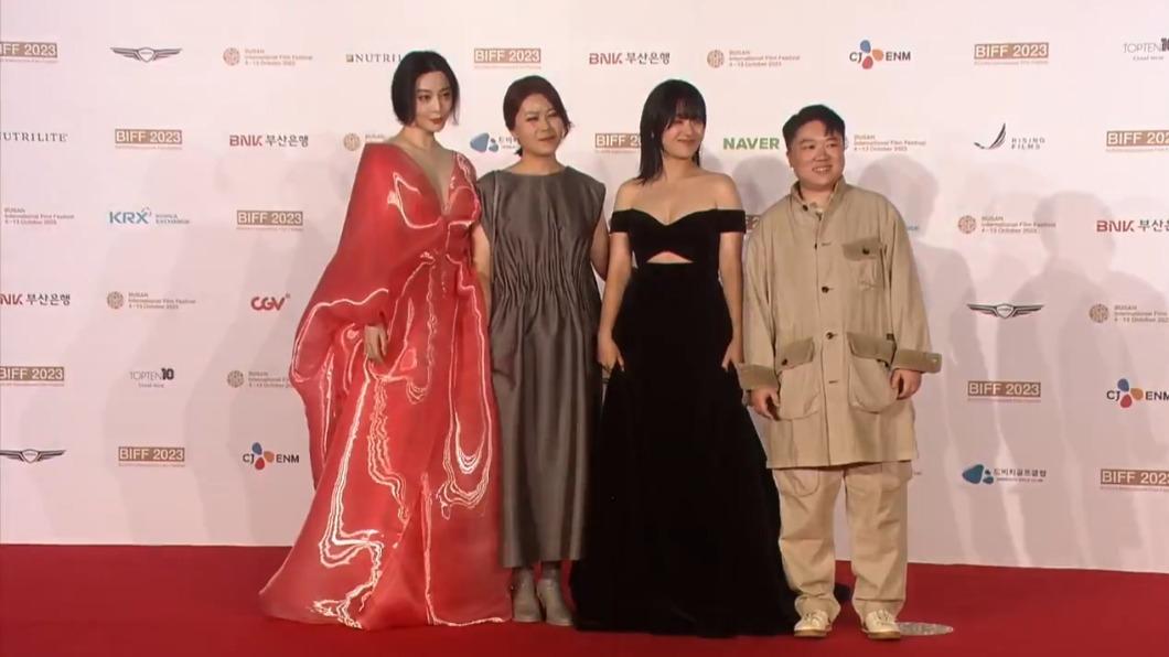 范冰冰以一席大紅色透視V長禮服亮相釜山影展紅毯。（圖／翻攝自naver Live）