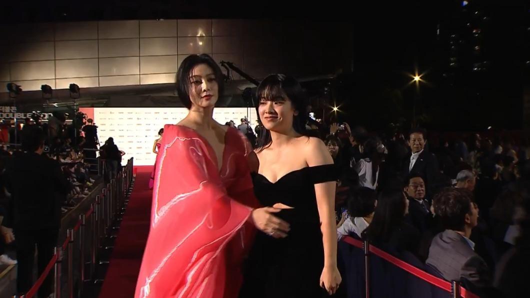 范冰冰伸手擁抱片中戀人李周映。（圖／翻攝自naver Live）