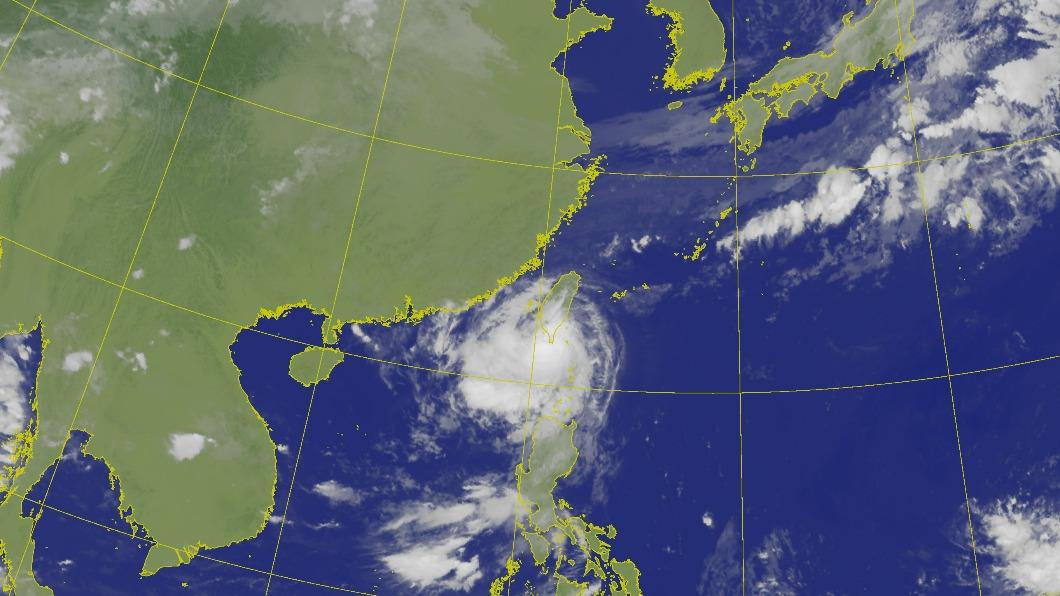 中颱「小犬」颱風中心正在鵝鑾鼻附近。（圖／中央氣象署）