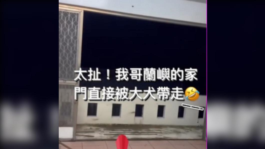 蘭嶼民眾的鋁門被強風捲走。（圖／TikTok linlin_829提供）