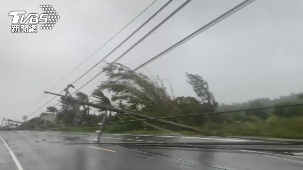 Typhoon Koinu leaves 45k homes without power in Pingtung (TVBS NEWS) Typhoon Koinu leaves 45k homes without power in Pingtung