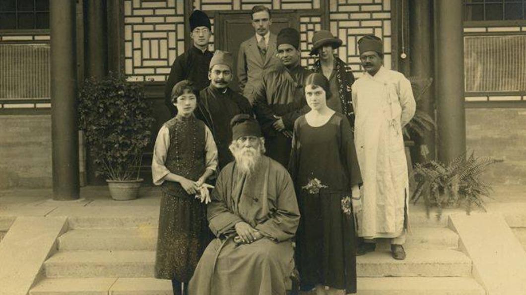 印度詩人泰戈爾（前中）訪問中國並與徐志摩、林徽因合照。（圖／翻攝自臉書@Nobel Prize）