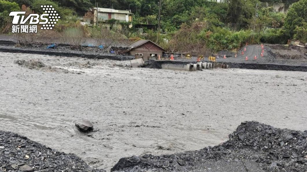 前往馬赫坡部落的路形同中斷。(圖/TVBS)