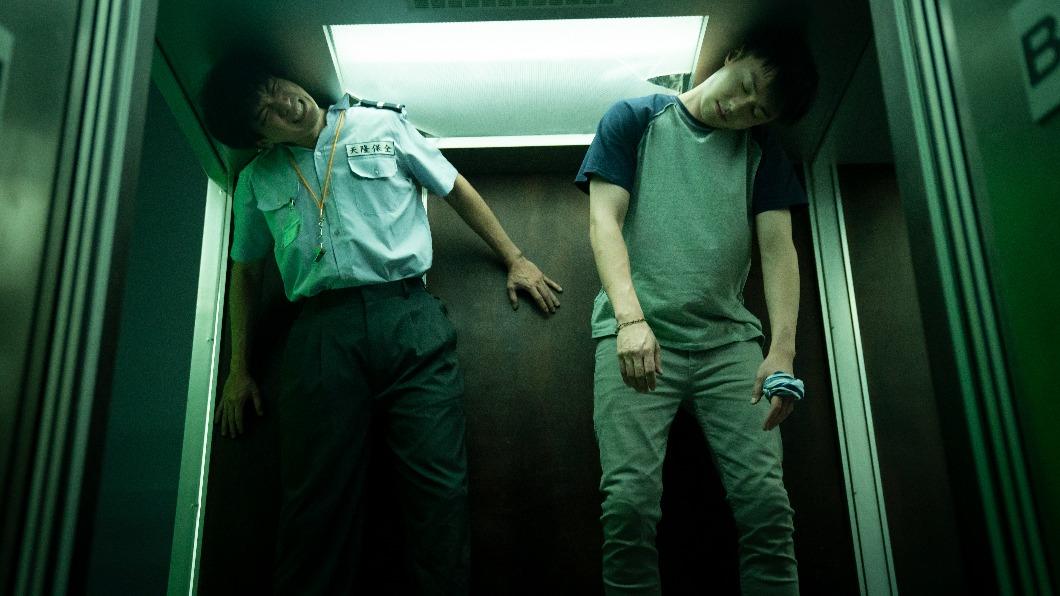 施柏宇和林哲熹電梯中為打鬥戲飽受折磨。（圖／樂到家國際提供）