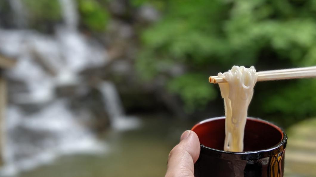位於石川縣景點的流水麵線深受遊客歡迎。（圖／翻攝自推特@oic_kanazawa）