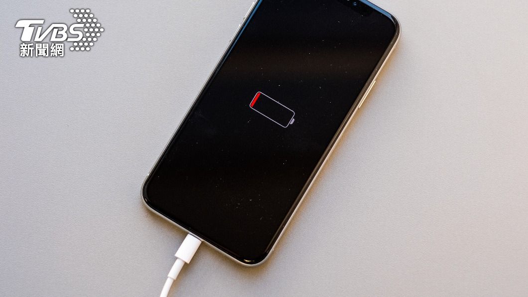 啟用iPhone的「最佳化電池充電」功能，可以延長其壽命。（示意圖／shutterstock達志影像）