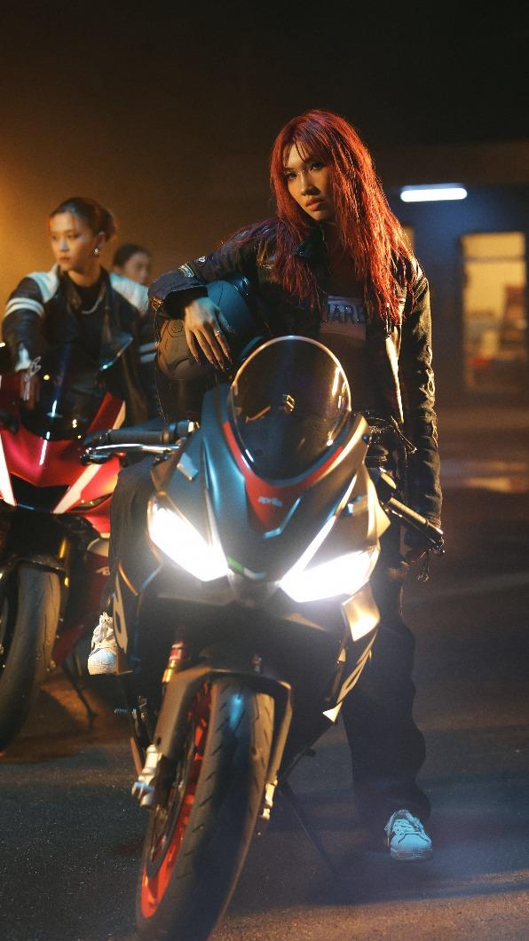 Karencici在MV裡搖身帥氣重機女孩。（圖／華研國際提供）