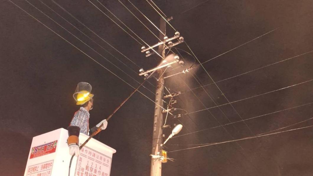 小犬颱風過境，彰雲嘉沿海地區嚴重鹽塵害，台電持續進行淨水清洗。（圖／台電提供）