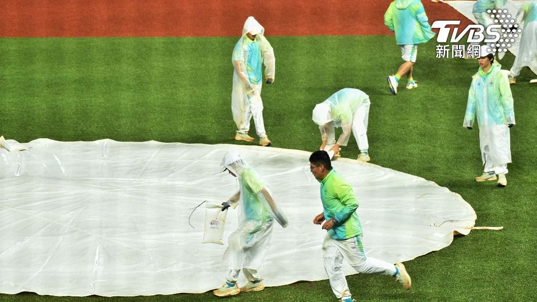 紹興天氣狀況不穩，昨天雨勢過大裁定日本2：0勝出。（圖／胡瑞麒攝）