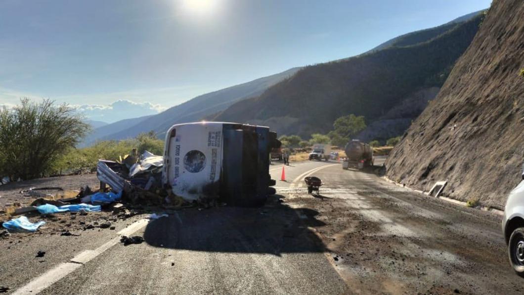墨西哥南部發生移民巴士嚴重車禍，造成至少18人死亡。（圖／翻攝自推特@CEPCyGR_GobOax）