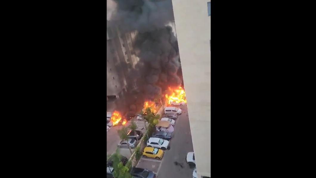 以色列南部城市亞實基倫居民，拍到社區被哈馬斯火箭擊中的爆炸實況。（圖／翻攝自推特@i24NEWS_EN）