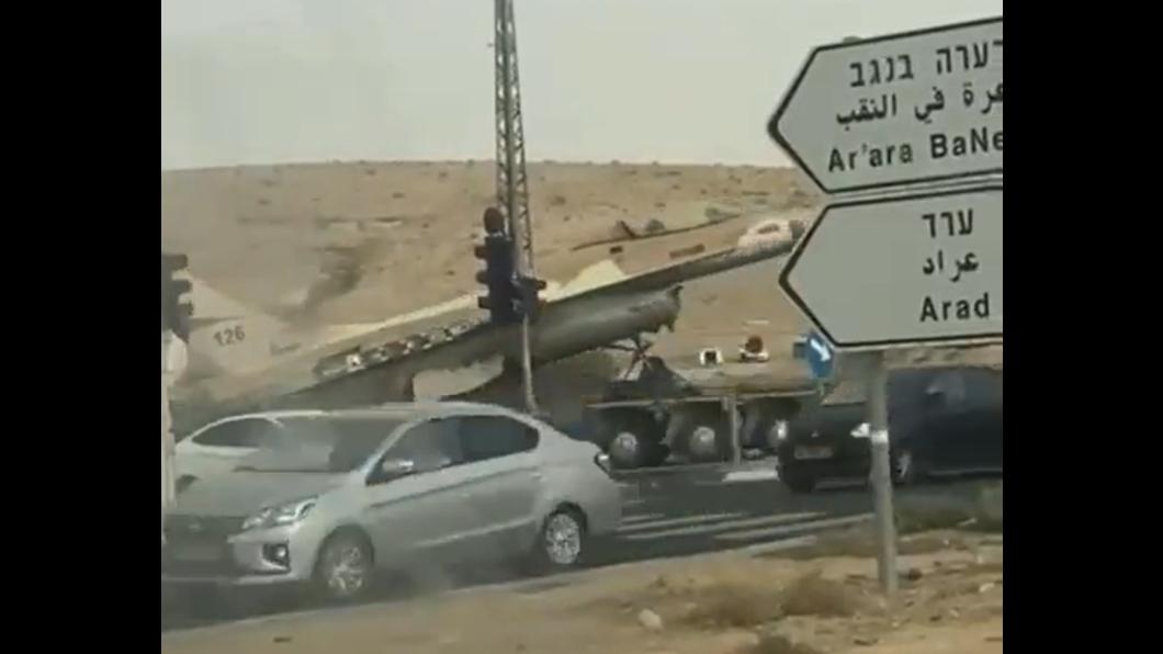 以色列為了防止駐紮邊境的F-16戰機被偷或破壞，緊急派拖車移轉。（圖／翻攝自推特@@PalestineChron）