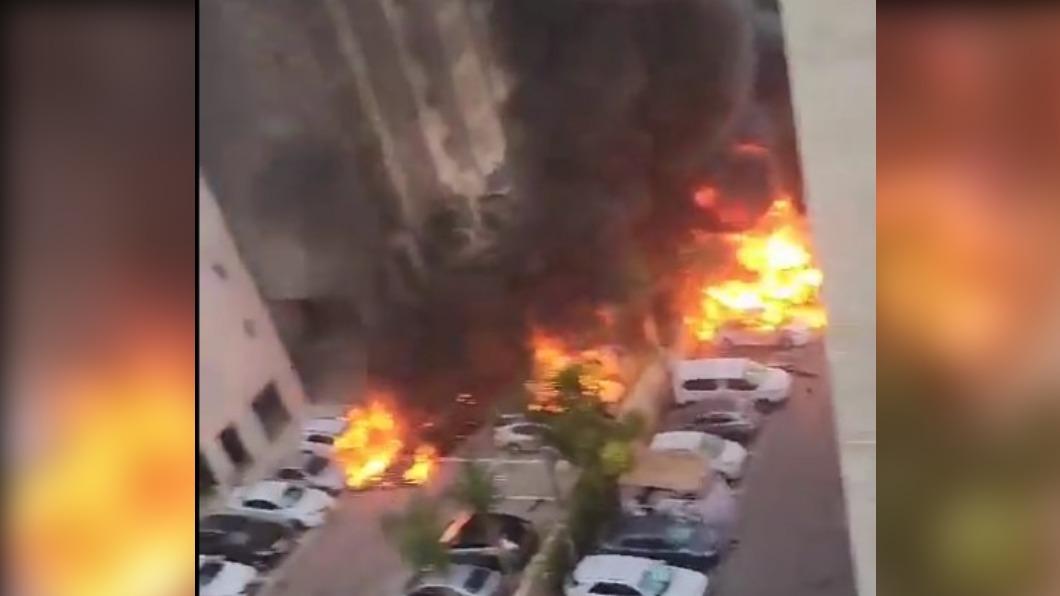 當地居民拍下社區被哈瑪斯火箭擊中的爆炸實況。（圖／翻攝自推特@i24NEWS_EN）