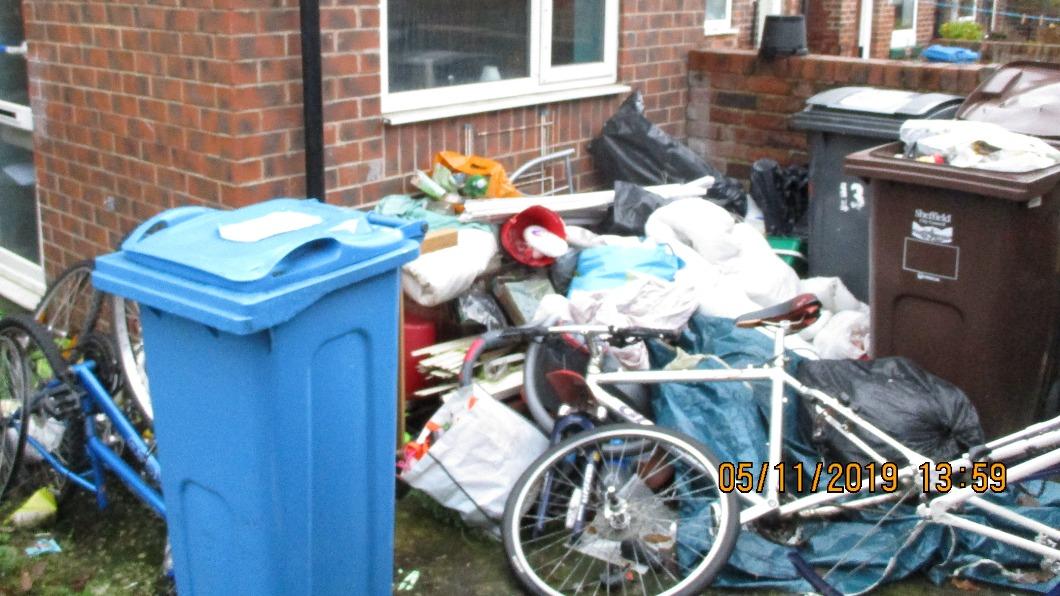 房屋外成堆的垃圾堆積如山。（圖／翻攝自Sheffield City Council推特）