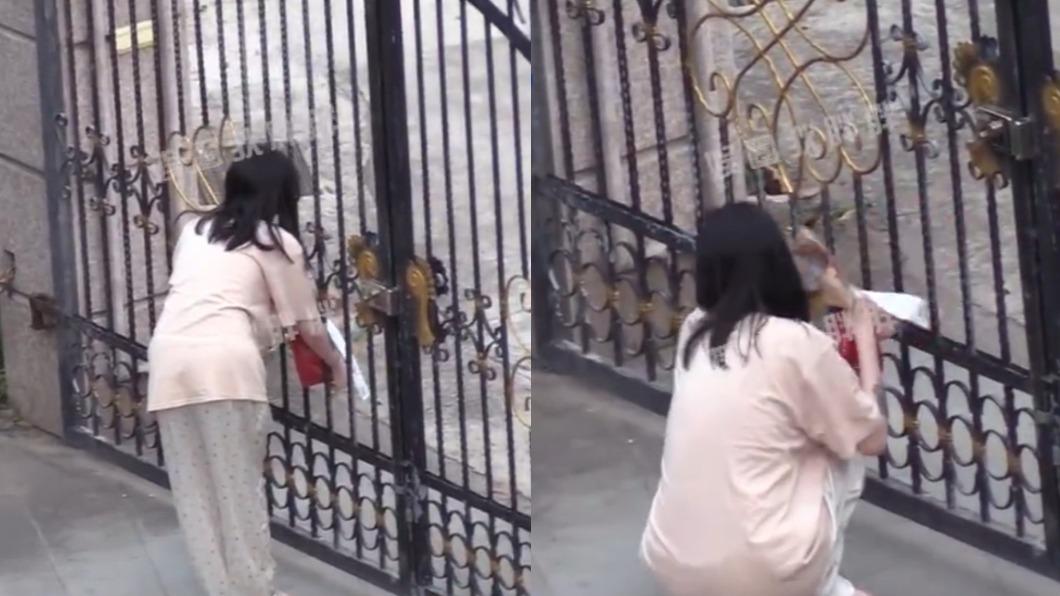 疑似李宏毅女友的女子蹲在門口拿外送。（圖／翻攝自微博「娛圈狄胖胖」）