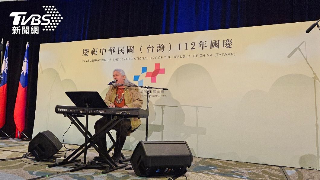 駐溫哥華經濟文化辦事處6日舉行國慶酒會，馬修連恩深情唱出台灣情懷。（圖／中央社）