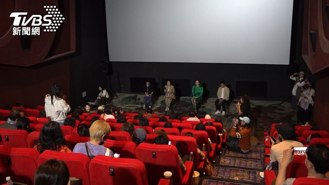 《莎莉》在釜山影展全球首映，導演練建宏（台前右1）、主角劉品言（台前右2）6日與觀眾進行對談活動。（圖／中央社）