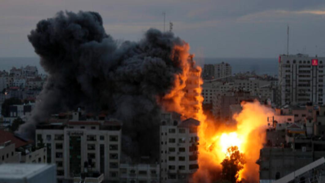 以色列空襲炸毀加薩大樓。（圖／翻攝自《以色列時報》）