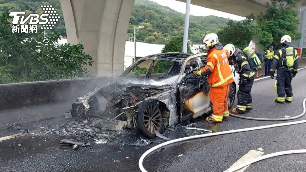 國道一號南下47.1公里處發生火燒車意外。（圖／TVBS）