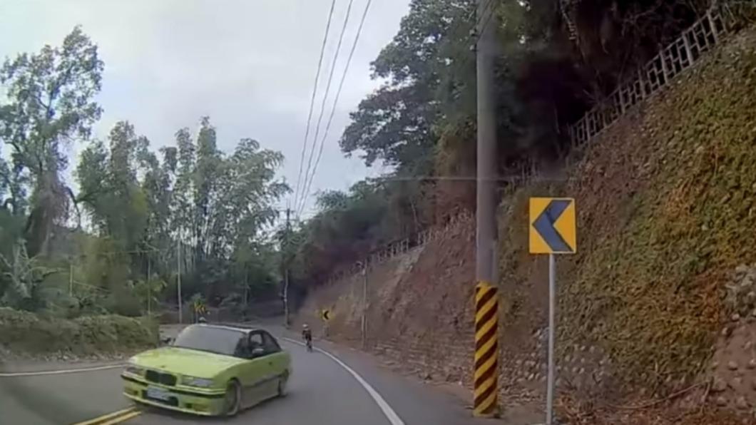 綠色BMW在下坡路段疾駛，過彎失控衝向對向車道。（圖／翻攝自市議員謝志忠臉書）