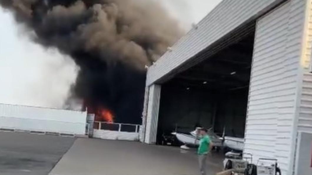 飛機撞進機庫後燃起熊熊大火。（圖／翻攝自@sitepowermixmt　Twitter）
