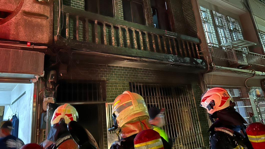 ８號晚間，位在基隆市西定路一處民宅，發生火警，兩人受困於陽台上。（圖／基隆市消防局提供）
