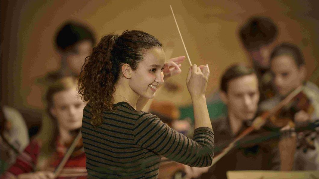 《交響狂花》劇情描述17歲的札希雅，夢想成為一名指揮家的故事。（圖／海鵬提供）