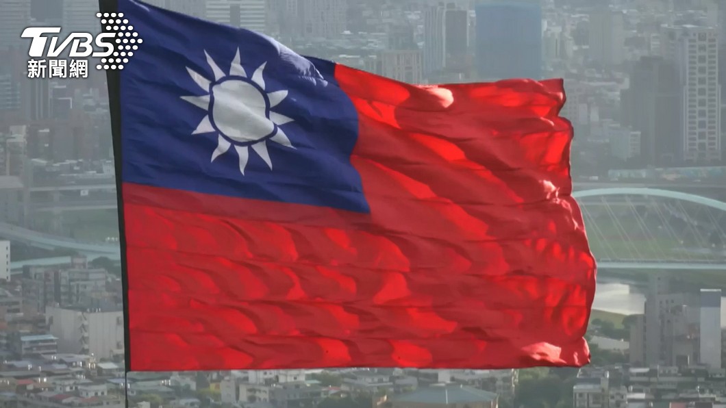 今年國慶大會出動18乘12公尺的「史上最大國旗」。（圖／TVBS）