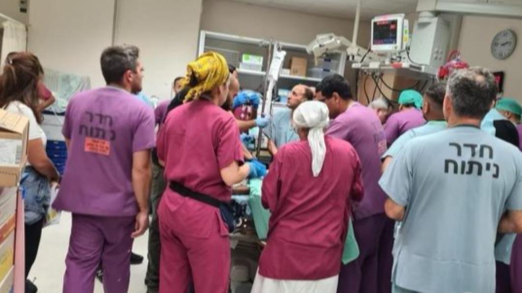 哈瑪斯突襲以色列後，大批平民傷患湧入醫院擠爆當地手術室。（圖／翻攝自推特@@SorokaFriends）