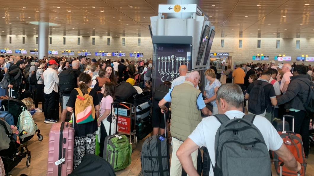 以色列特拉維夫班古里昂國際機場離境大廳擠滿「逃難」觀光客。（圖／讀者提供）