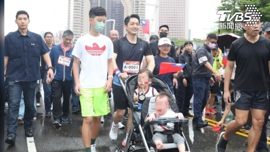 台北市長蔣萬安國慶日，帶自家3個孩子一起路跑。（圖／中央社）