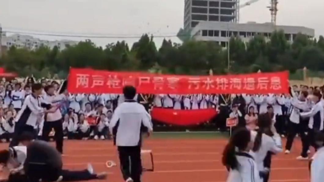 中國一所高中的運動會演出用前日本首相安倍晉三槍擊案為腳本的短劇。(圖／翻攝自X@whyyoutouzhele)