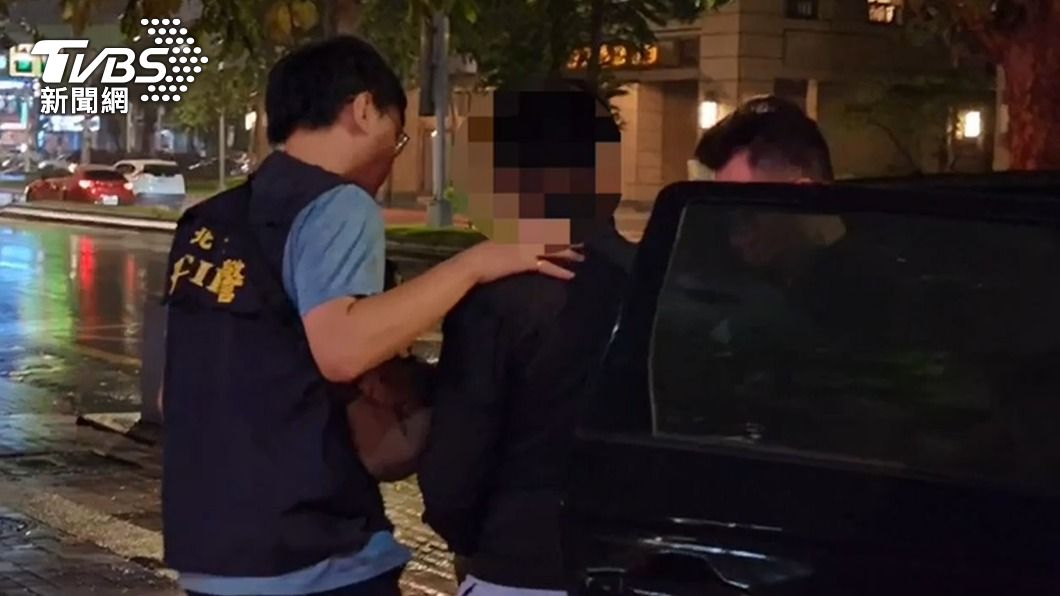 涉嫌縱火的劉男被警方帶回偵訊。（圖／TVBS）