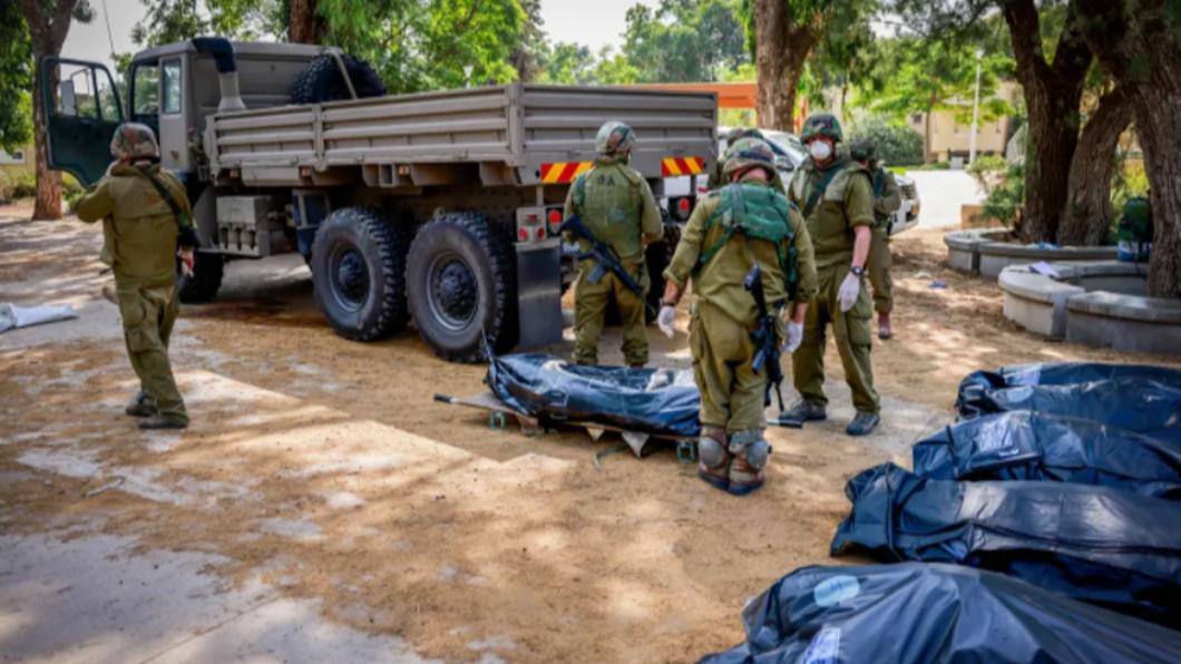 以色列軍方從聚落中撤出遺體。（圖／翻攝自《i24 New》）