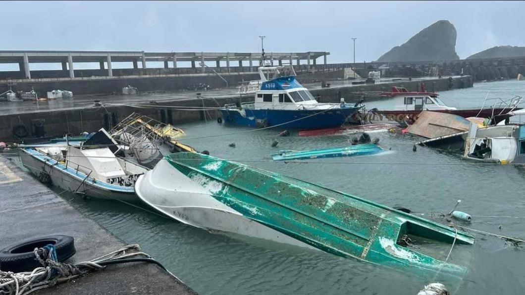 開元港漁船遭小犬颱風翻覆。（圖／翻攝自賴坤成臉書）