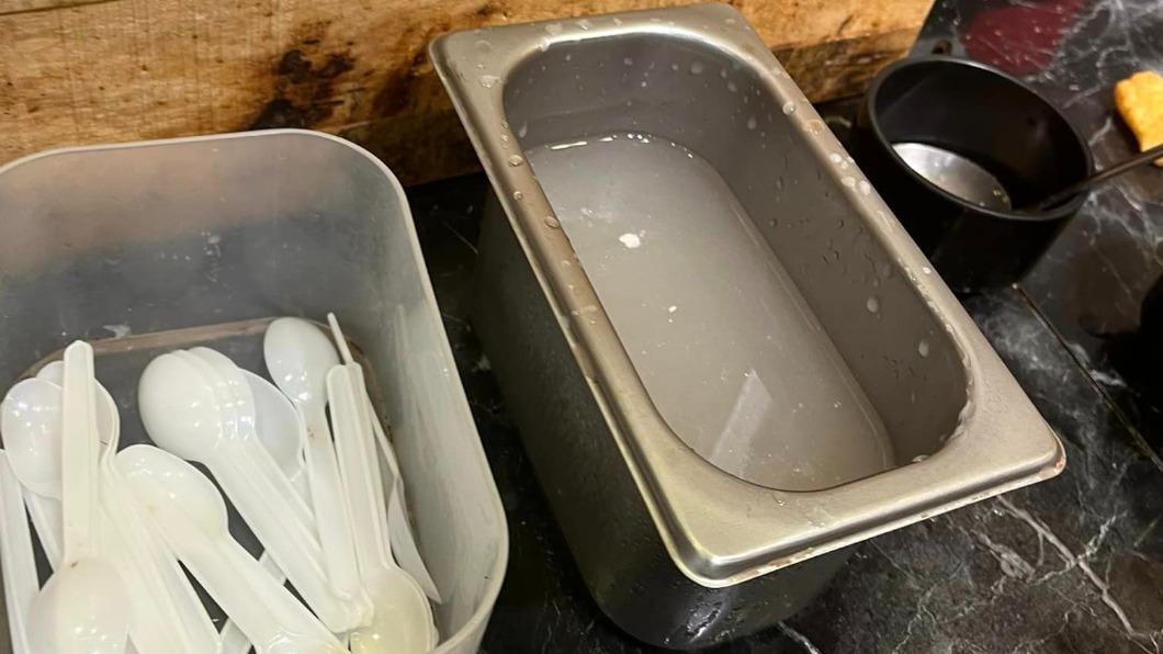網友發現，很多火鍋店挖冰淇淋的勺子水太髒。（圖／翻攝自爆怨公社臉書）