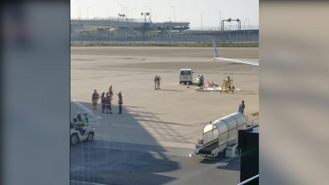 峇迪航空今（11）日OD881航班在關西機場漏油。（圖／翻攝讀者臉書）