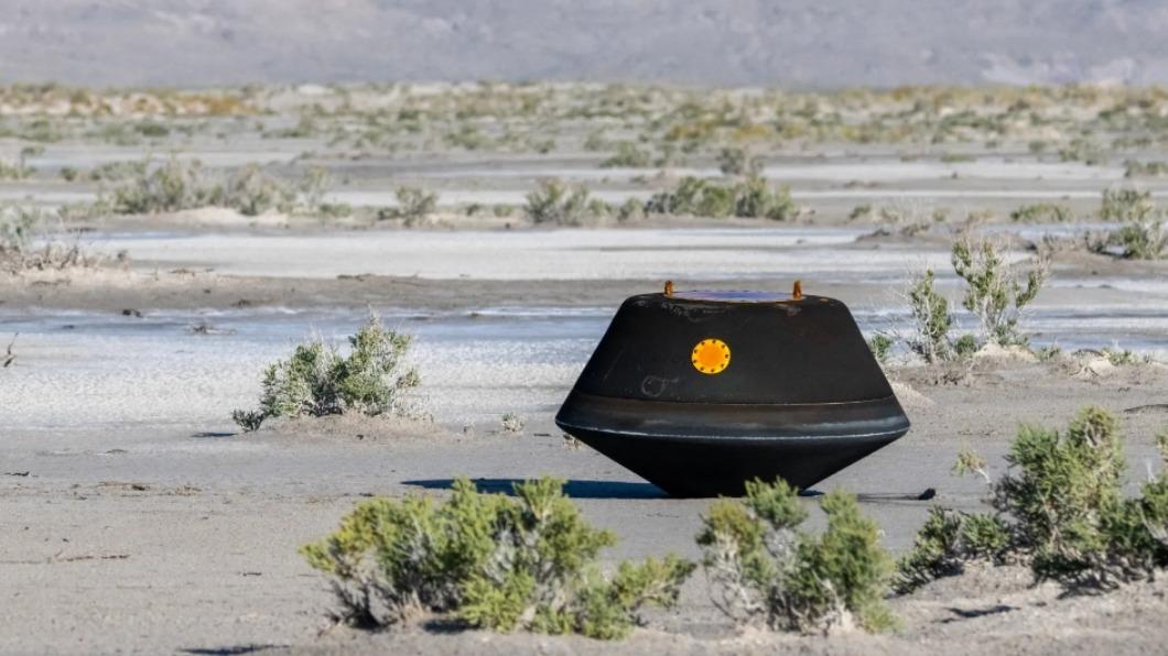 太空探測器歐塞瑞斯號在猶他州沙漠著陸，帶回有45億年歷史的小行星貝努塵埃樣本。（圖／翻攝自NASA）