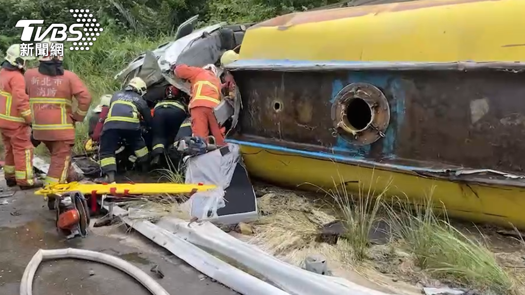 駕駛遭夾受困車內。(圖/TVBS) 滿地漂白水!化學槽車濱海公路失控衝破護欄 駕駛遭夾無呼吸