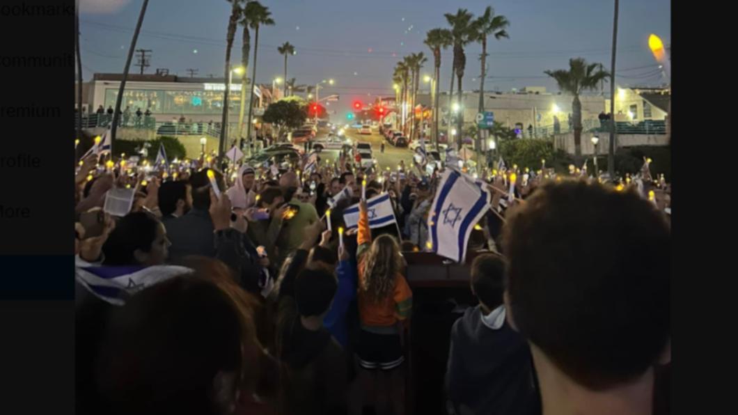 洛杉磯曼哈頓海灘數百人集結，手持燭光和以色列國旗，唱著國歌及傳統歌謠為以色列祈福。(圖／翻攝自X@AsmMuratsuchi)