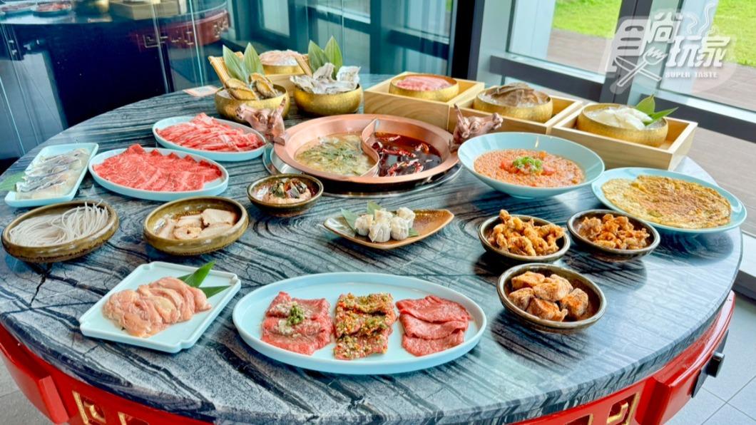 10/31前到「麻辣45」用餐，整桌穿紅色衣服就能免費爽吃日本和牛。（圖／食尚玩家）