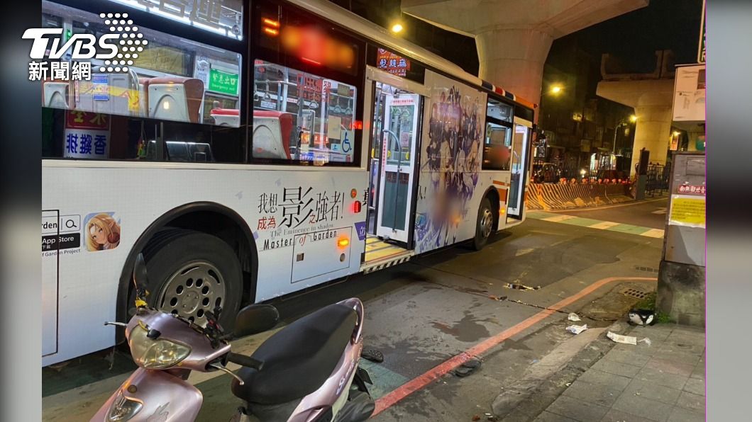 騎士自摔後又遭公車追撞命危。（圖／TVBS）