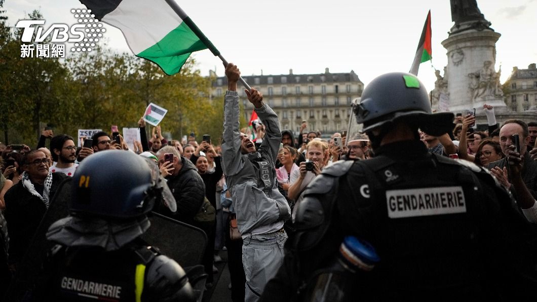 法國全面禁止民眾上街「支持巴勒斯坦」，同時派出大批警力維護秩序。（圖／達志影像美聯社）